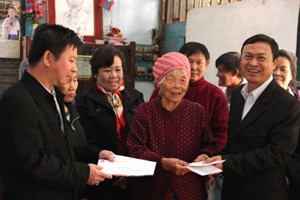 Poor overseas Vietnamese in Vientiane presented Tet gifts